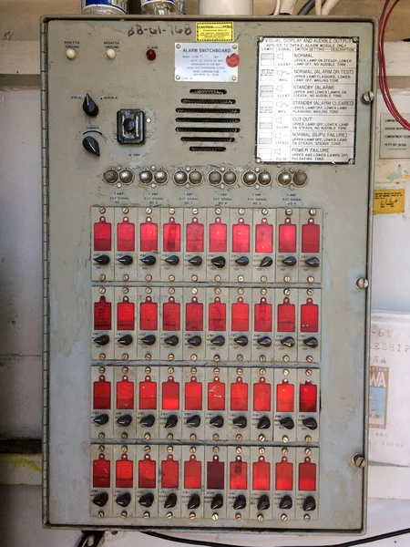 Interruptor de emergencia rojo y concepto urgente botón —  Fotos de Stock