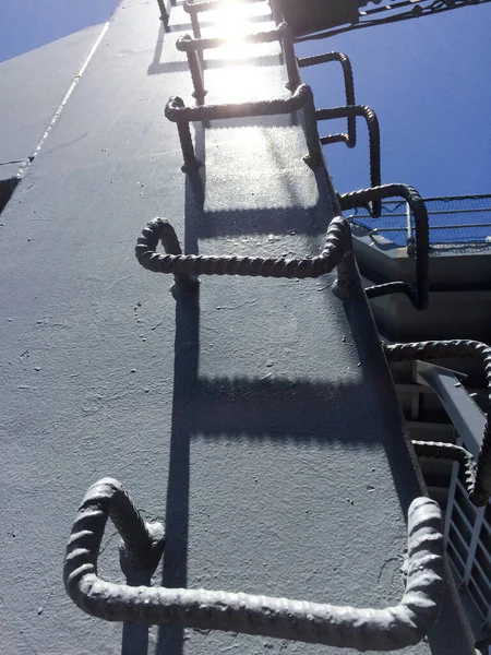 Escada de metal de aço subindo conceito — Fotografia de Stock