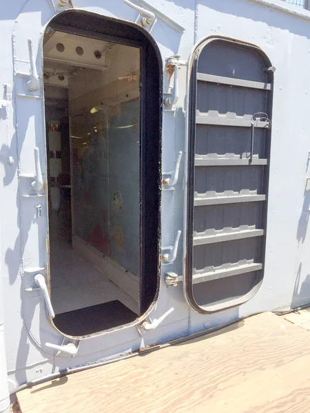 Grote metalen deur waterdicht luik open — Stockfoto