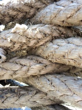 Geminin arka plan elementi için büyük örgülü demirleme halatı.