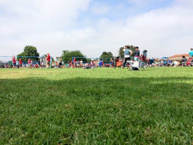 Parktaki gençlik voleybol kampında çocuklar ve çocuklar sağlıklı spor yapıyorlar.