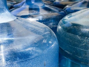 5 galon su şişesi dolu ve boş mavi plastik kuru ve yoğunlaştırılmış.