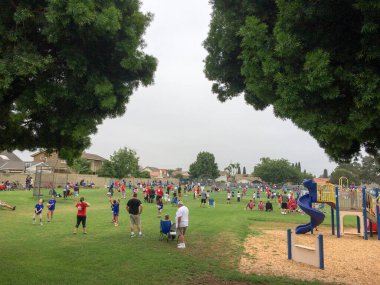 Parktaki gençlik voleybol kampında çocuklar ve çocuklar sağlıklı spor yapıyorlar.
