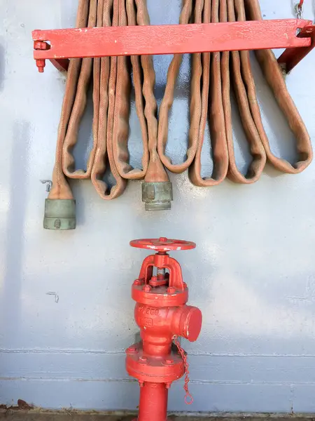 Equipo de prevención de incendios manguera hyrdrant rojo —  Fotos de Stock