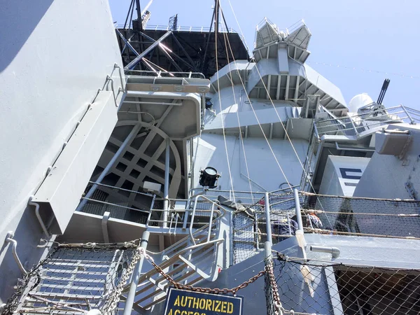 Geometrische Stahlkonstruktion auf Marineschiff — Stockfoto