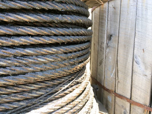 Velký silný pletený ocelový kabel na cívce — Stock fotografie