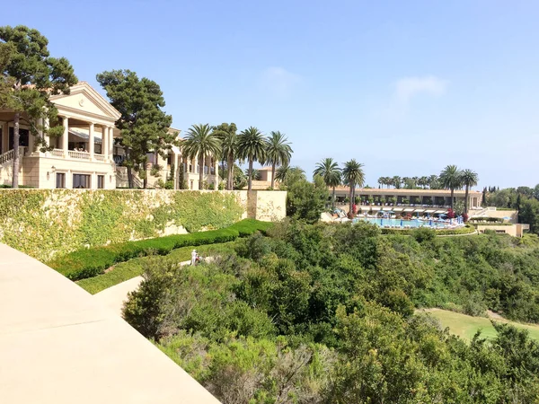 Costoso resort di lusso con palme erba verde e alberi in riva al mare — Foto Stock