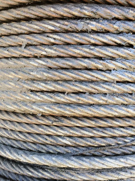 Grote sterke gevlochten staaldraad kabel op spoel — Stockfoto
