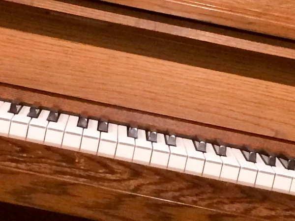 Klaviertasten schwarz und weiß in Nahaufnahme — Stockfoto