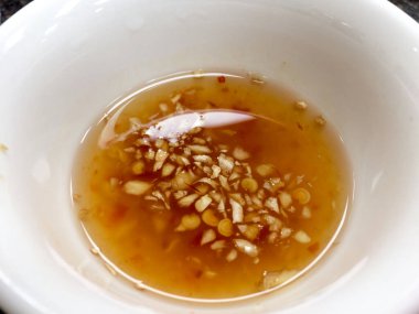 Sarımsaklı zencefilli balık sosu.