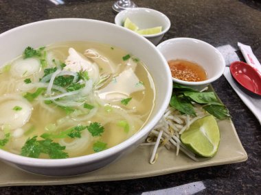 Vietnam usulü tavuklu erişte çorbası.