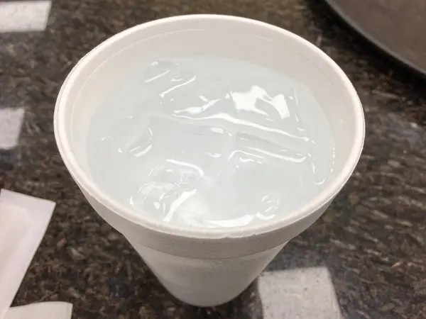 Чашка воды со льдом — стоковое фото