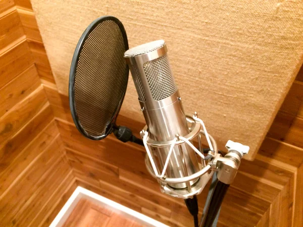 Microfone profissional em cabine de estúdio de gravação de música — Fotografia de Stock