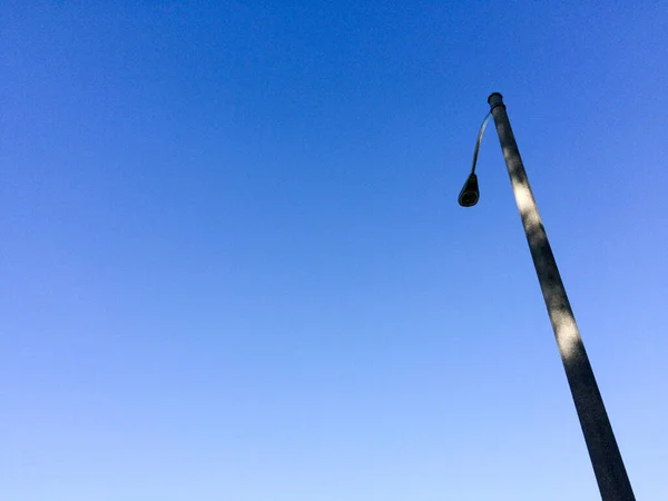 Konsep tiang lampu listrik latar belakang langit biru — Stok Foto