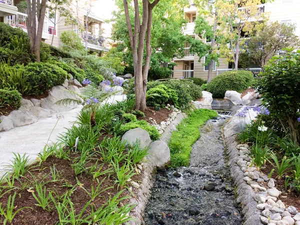 Hermoso paisaje moderno paisajes acuáticos en la vivienda residencial — Foto de Stock