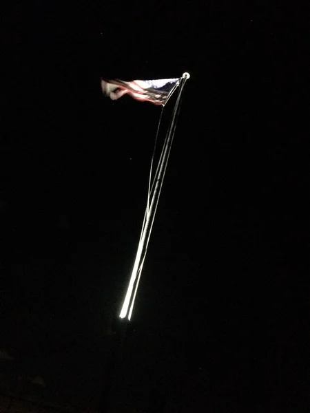 Drapeau américain sur fond de mouvement de mât noir — Photo