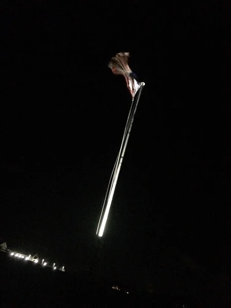 Bandeira americana no fundo do movimento flagpole à noite — Fotografia de Stock