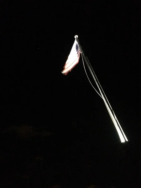 Bandera americana sobre asta de la bandera movimiento fondo negro — Foto de Stock