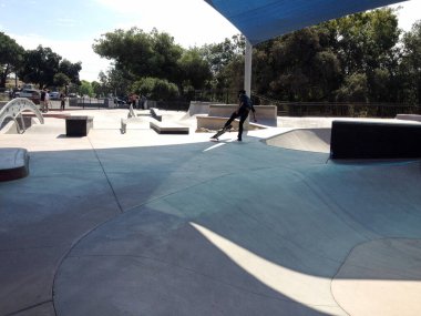 Güneşli bir günde kaykay parkı