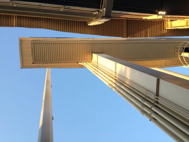Beyzbol stadyumunun geometrik arka planında çelik kule yapısı