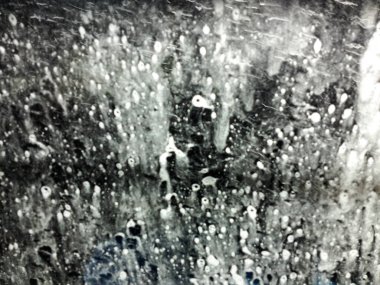 Soğuk, nemli, soyut arka plan. Siyah, gri, gri baloncuklar.