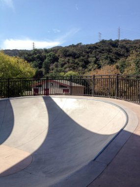 Güneşli bir günde kaykay parkı