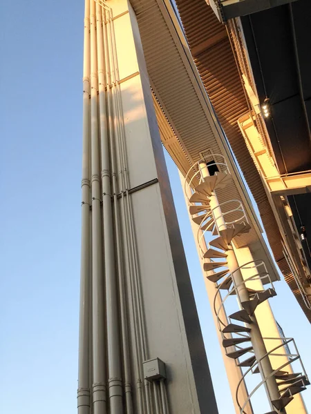 Estrutura de torre de aço no estádio de beisebol fundo geométrico — Fotografia de Stock