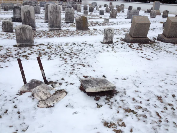 Bruten gravsten gravsten vandaliserad kyrkogård — Stockfoto