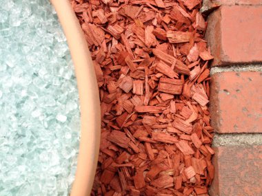 Kırık cam dekoratif ve kırmızı odun parçaları.