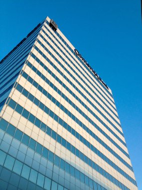 Mavi gökyüzünde modern ofis binası