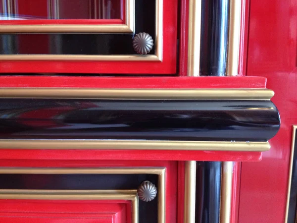 Kunstvolle Details des Kabinettdesigns rot schwarz — Stockfoto