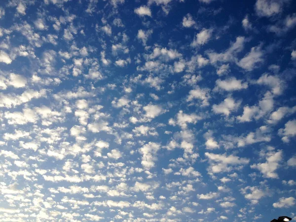 Stupefacente cielo blu cirrocumus astrocumus nubi — Foto Stock