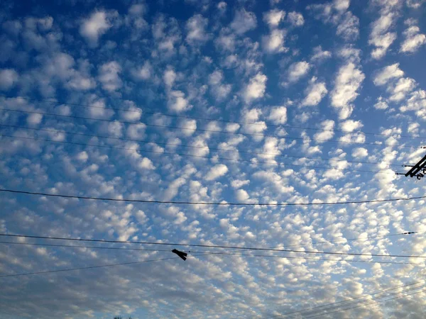 Niesamowite błękitne niebo cirrocumulus astrocumulus chmury — Zdjęcie stockowe