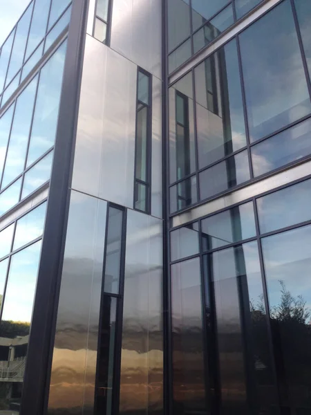 Arquitetura de edifício moderno de vidro — Fotografia de Stock