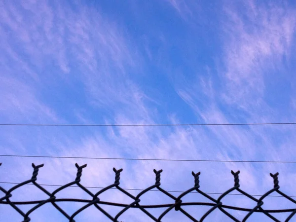 Cielo azul nube cadena eslabón valla fondo elemento de diseño — Foto de Stock