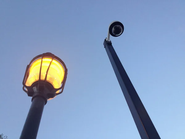 Straatverlichting met gele lamp — Stockfoto