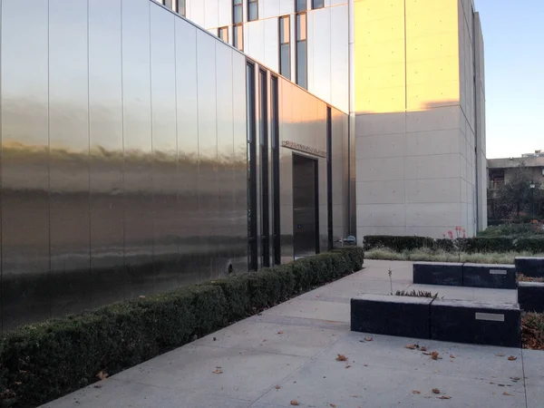 Edifício moderno refletindo pôr do sol — Fotografia de Stock