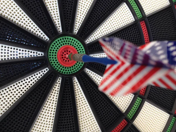 Bullseye freccette bersaglio con bandiera americana — Foto Stock