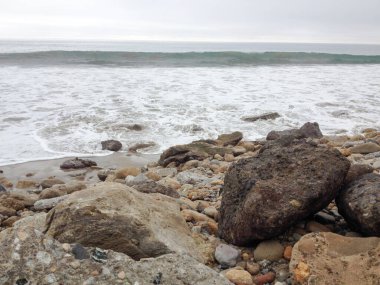 Plaj sörfü sahili kum köpüğü kayaları