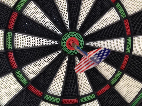 Bullseye freccette bersaglio con bandiera americana — Foto Stock