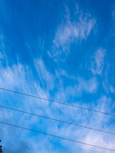 Blauer Himmel Wolke elektrische Linien Hintergrund Design-Element — Stockfoto