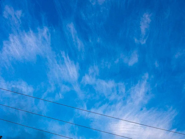 Синє небо хмарні електричні лінії фоновий елемент дизайну — стокове фото