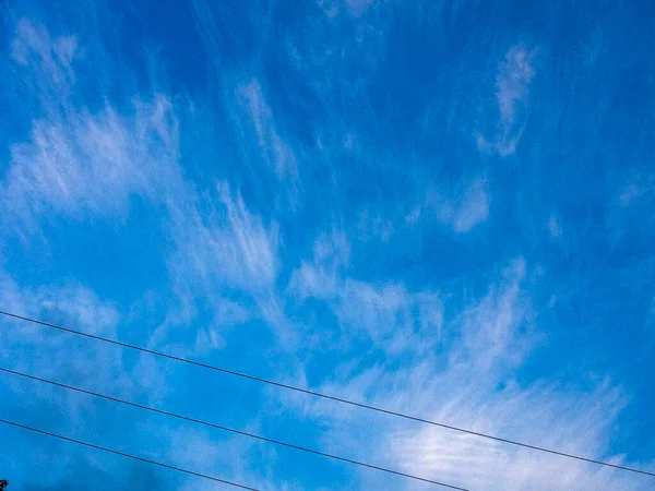 Céu azul nuvem linhas elétricas fundo elemento de design — Fotografia de Stock