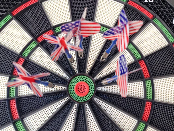 Bullseye freccette bersaglio con bandiera americana e britannica — Foto Stock