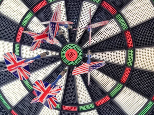Bullseye freccette bersaglio con bandiera americana e britannica — Foto Stock