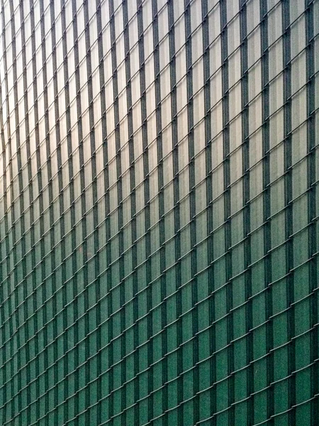 Забор цепи загородки с зелеными пластиковыми пластиковыми перекладинами — стоковое фото