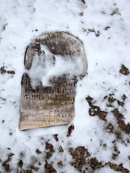 Vecchie lapidi cimiteriali con neve — Foto Stock