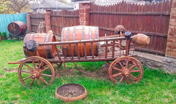 En un carro grande con ruedas un barril de vino. Paisaje rural . —  Fotos de Stock