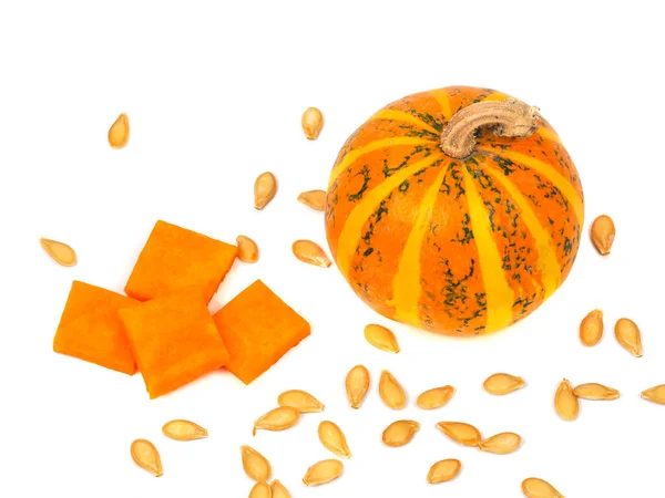 Dynia pomarańczowa i nasiona wyizolowane na białym — Zdjęcie stockowe