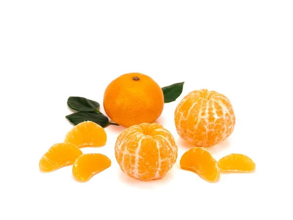 Mandarine mûre avec plan rapproché des feuilles sur fond blanc. Tangerine orange avec feuille sur fond blanc . — Photo